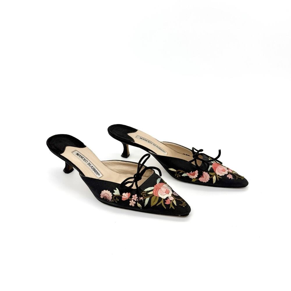 Manolo Blahnik Vintage EU 37 Floral Embroidered Tie Kitten Heels Black Mules